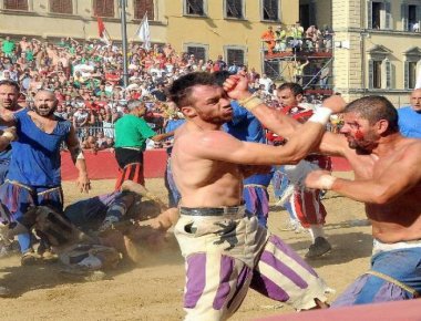 Calcio Storico: Tο πιο βίαιο «ποδόσφαιρο» στον κόσμο που διεξάγεται από τον 16ο αιώνα (βίντεο)